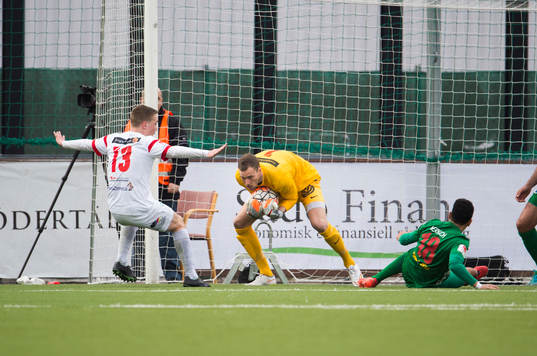 Assyriskas målvakt Robin Malmkvist gör en räddning