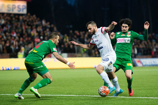 Assyriskas Mattias Genc blir fälld av Dalkurds Diego