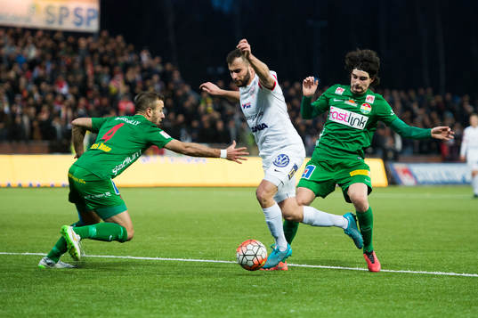 Assyriskas Mattias Genc blir fälld av Dalkurds Diego