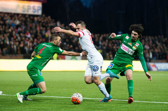 Assyriskas Mattias Genc blir fälld av Dalkurds Diego