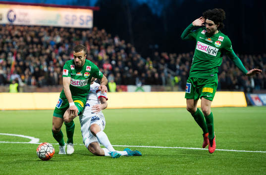 Assyriskas Mattias Genc blir fälld av Dalkurds Diego