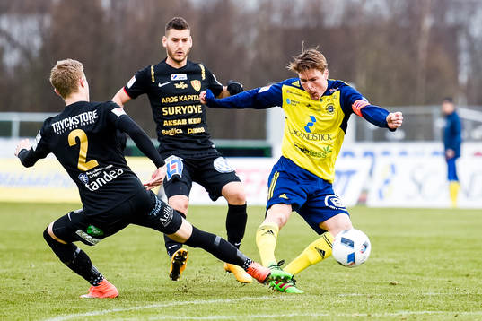 Ängelholms Marcus Bernholtz och Syrianskas Victor