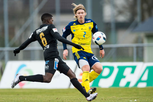 Syrianskas Samuel Akintioye och Ängelholms Philip Bernholtz