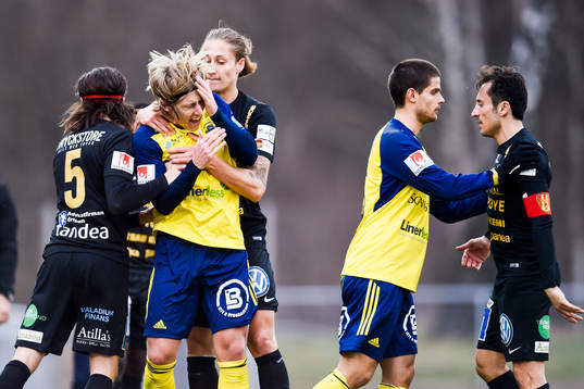Ängelholms Philip Bernholtz  får ett slag i ansiktet