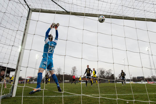 Syrianskas målvakt Hampus Elgan släpper in 1-0 målet