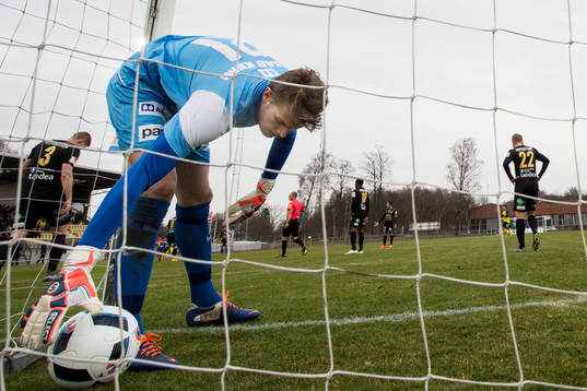 Syrianskas målvakt Hampus Elgan plockar ut bollen ur målet