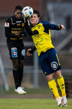 Syrianskas Samuel Akintioye och Ängelholms Oliver
