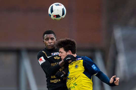 Syrianskas Samuel Akintioye och Ängelholms Oliver
