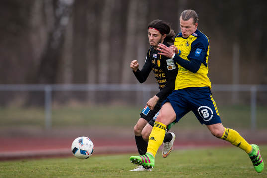 Syrianskas Stefan Ilic och Ängelholms Sebastian Carlsen