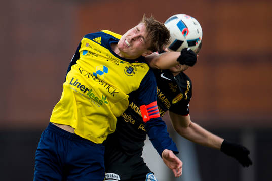 Ängelholms Marcus Bernholtz och Syrianskas Daniel Nilsson