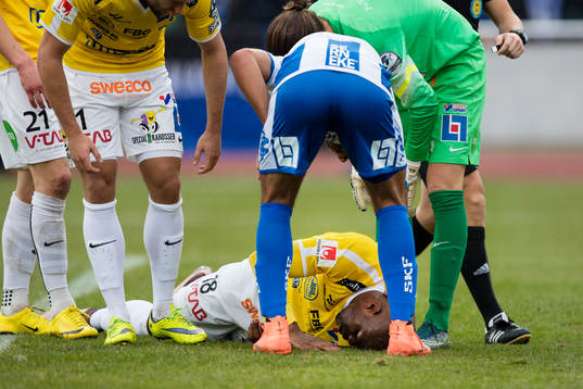 Falkenbergs Hakeem Araba ligger på marken och har ont