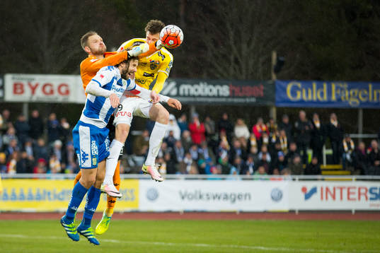Göteborgs målvakt John Alvbåge och Mattias Bjärsmyr och