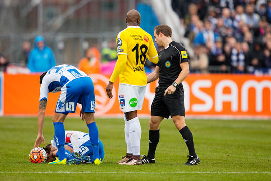 IFK Göteborgs Martin Smedberg-Dalence (med ryggen i bild)