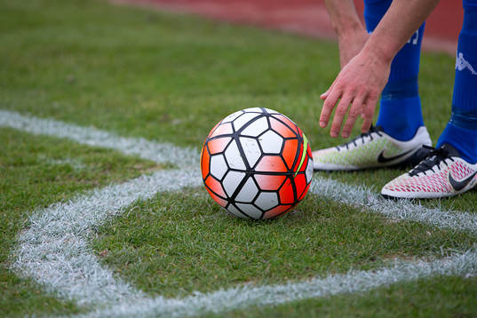 IFK Göteborgs Mads Winther Albaek lägger upp bollen