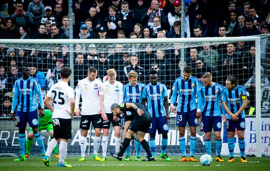Domaren Mohammed Al-Kamin sprayar framför Djurgårdens mur