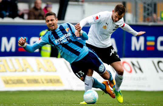Djurgårdens Mathias Ranegie faller i kamp mot Örebros