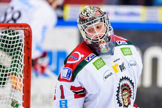 Frölundas målvakt Lars Johansson på uppvärmningen