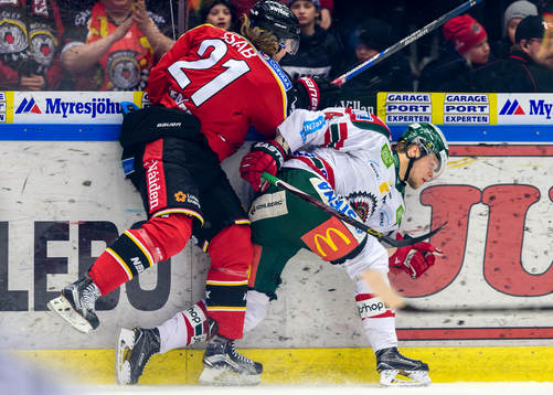 Luleås Emil Sylvegård tacklar Frölundas Jacob Larsson