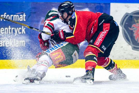 Luleås Christian Jaros tacklar Frölundas Ryan Lasch