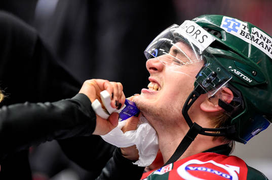Frölundas Johan Sundström plåstras ihopunder semifinal 2