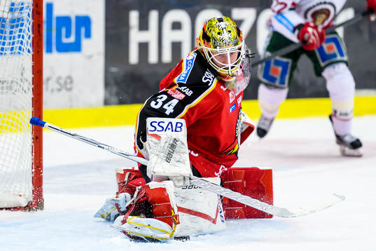 Luleås målvakt Joel Lassinantti räddar ett skott