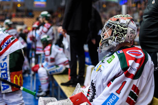 Frölundas målvakt Lars Johansson sitter på bänken i