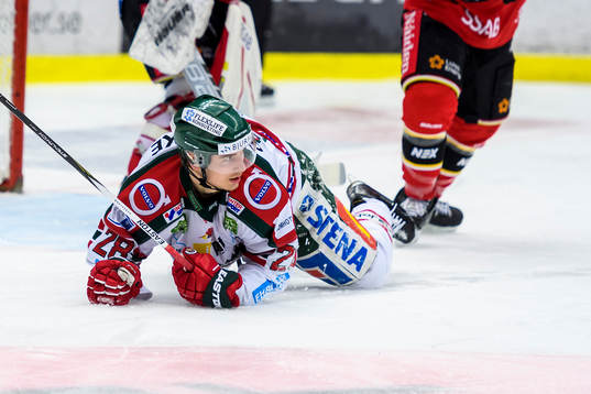 Frölundas Johan Sundström liggandes på isen