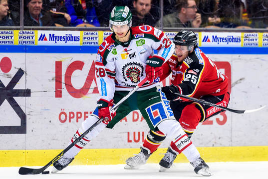 Frölundas Johan Sundström jagas av Luleås Anton Hedman