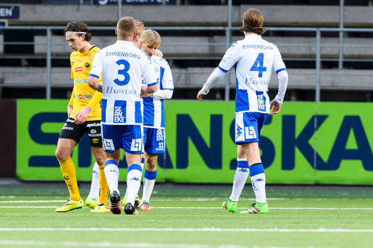 IFK Göteborgs Oskar Jansson (mitt i bild) kramas om