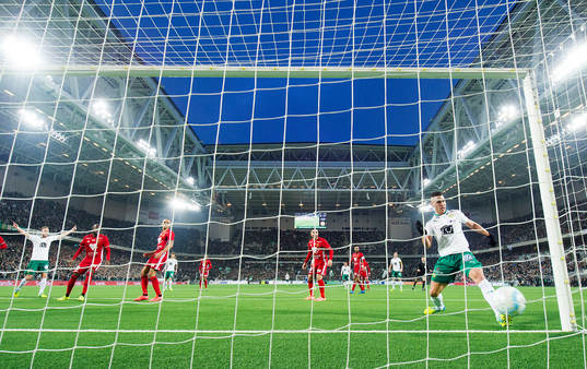 Hammarbys Lars Saetra (tv) jublar
