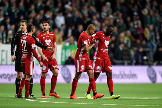 Östersunds Ronald Mukiibi får lämna planen skadad