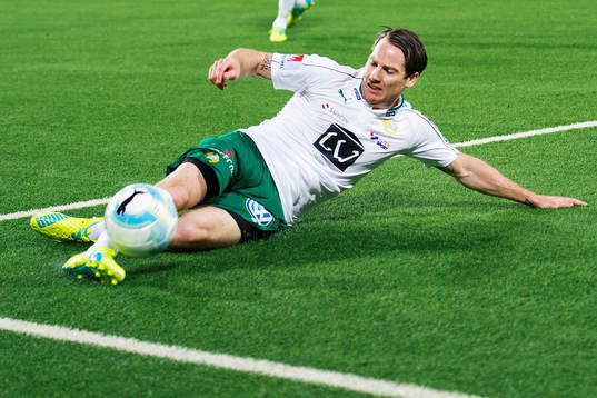Hammarbys Johan Persson rensar bollen
