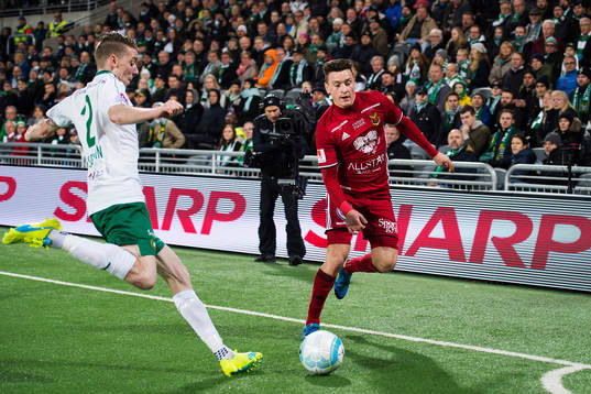 Östersunds Jamie Hopcutt utmanar Hammarbys Birkir Már