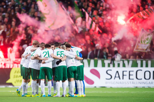 Hammarbys spelare pratar ihop sig