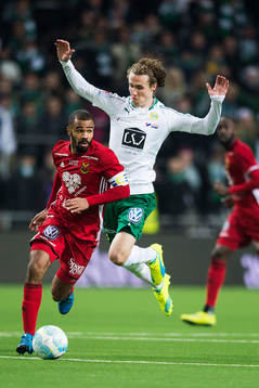 Östersunds Alex Dyer tar sig förbi Hammarbys Fredrik