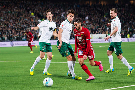 Östersunds Gabriel Somi tar sig förbi Hammarbys Philip
