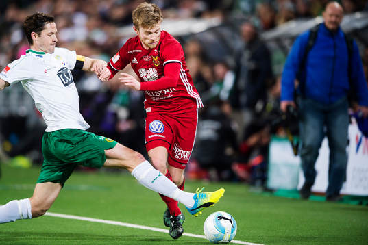 Hammarbys Philip Haglund försöker stoppa Östersunds