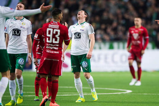 Hammarbys Johan Persson reagerar mot domaren