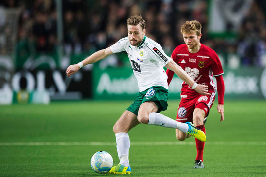 Hammarbys Richard Magyar jagas av Östersunds Dennis Widgren