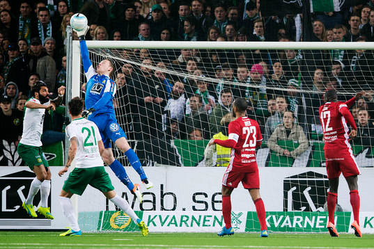 Hammarbys målvakt Ögmundur Kristinsson med en räddning