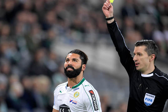 Hammarbys Stefan Batan får ett gult kort av domaren Bojan