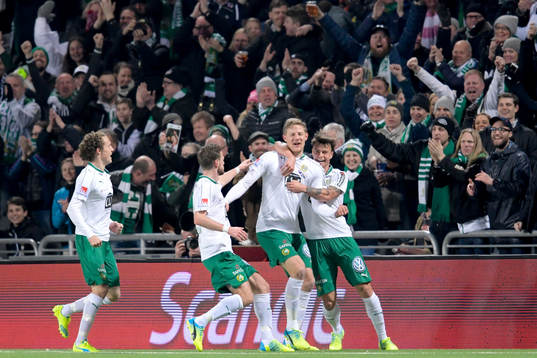 Hammarbys Lars Saetra jublar med lagkamraterna
