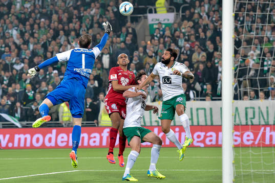 Hammarbys målvakt Ögmundur Kristinsson boxar bort bollen