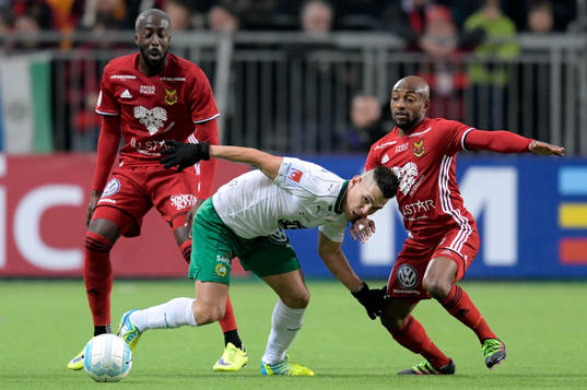 Hammarbys Melker Hallberg och Östersunds Ronald Mukiibi