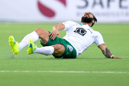 Hammarbys Stefan Batan faller ihop skadad