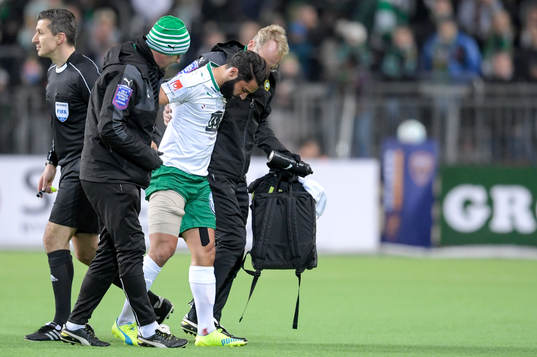 Hammarbys Stefan Batan lämnar planen skadad