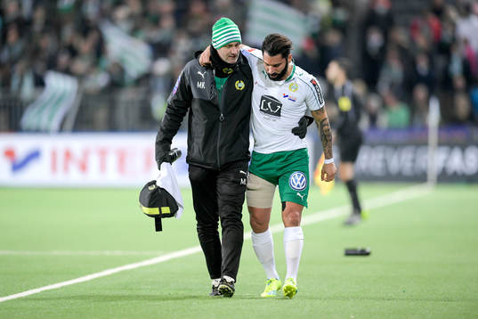 Hammarbys Stefan Batan lämnar planen skadad