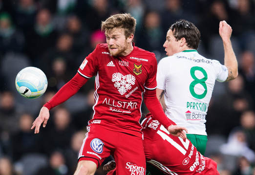 Östersunds Dennis Widgren i en luftduell med Hammarbys