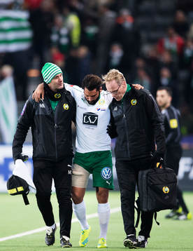 Hammarbys Stefan Batan hjälps av plan skadad