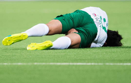 Hammarbys Stefan Batan ligger ner skadad